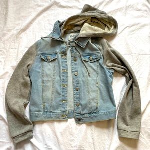 Jean jacket with knitted sleeves and hood.